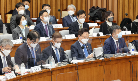 국회 연금개혁특별위원회가 6일 오후 서울 여의도 국회 본관에서 이정식 고용노동부 장관(왼쪽세번째), 조규홍 보건복지부 장관(왼쪽네번째) 등이 참석한 가운데 열리고 있다.<연합뉴스>